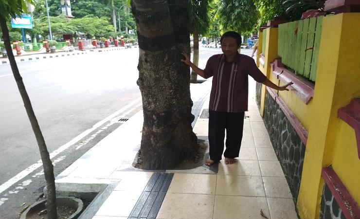 Aneh, Penunjuk Arah bagi Disabilitas Netra di Trenggalek  Mengarah ke  Pohon