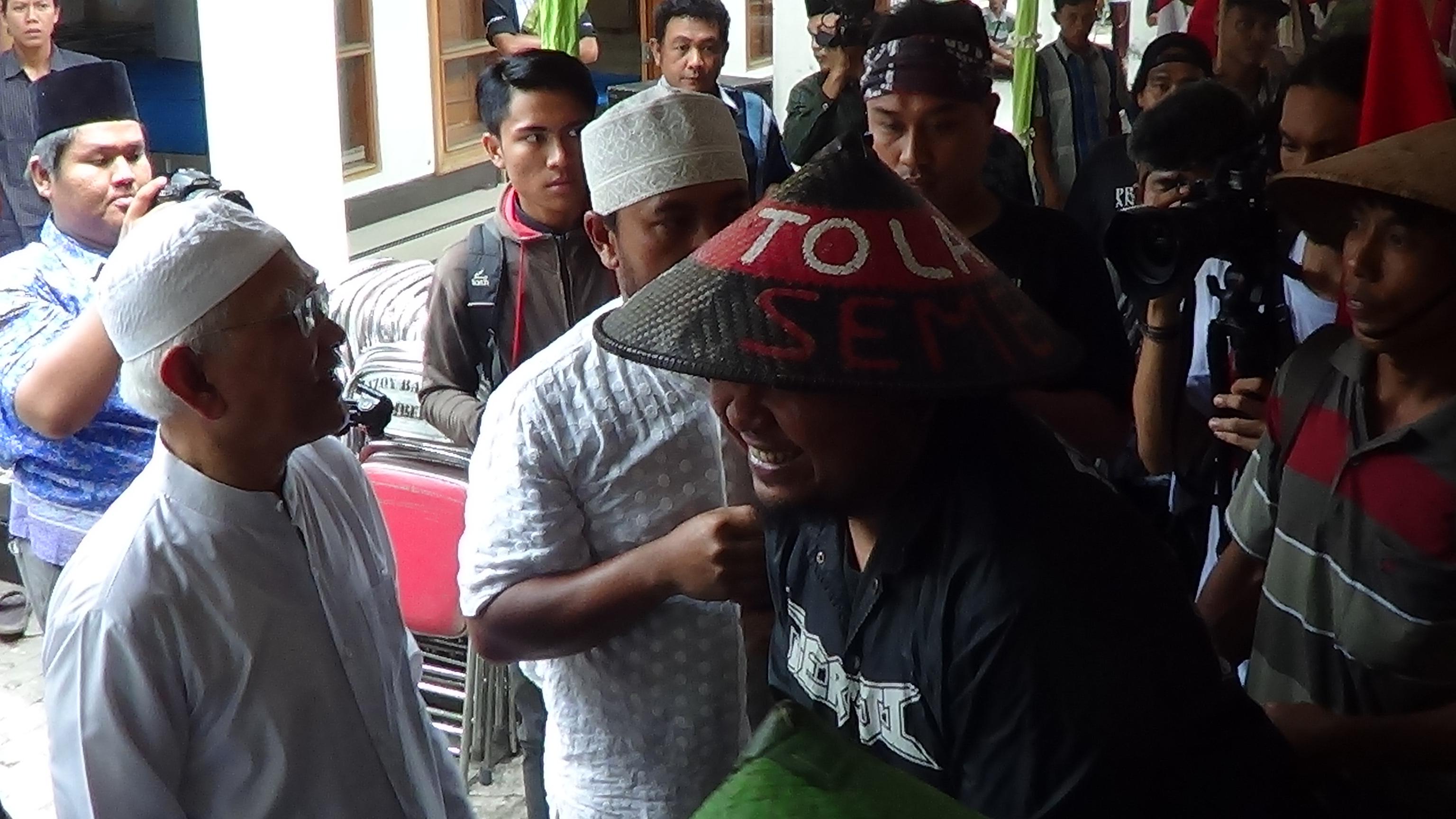 Warga Rembang Long March ke Semarang, Ini Pesan Gus Mus