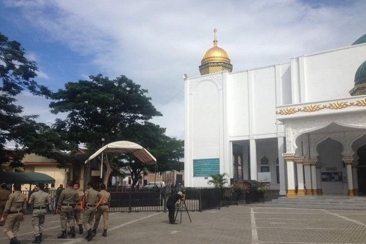 Hukuman Cambuk, Warga Mulai Berkumpul di Halaman Masjid di Banda Aceh