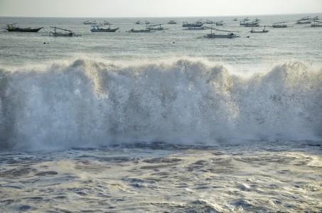 Gelombang Tinggi, 1 Anak Tewas Terseret Ombak Pantai Wisata Widarapayung Cilacap