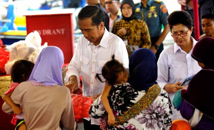 Presiden Joko Widodo didampingi Menteri Kesehatan Nila Moeloek