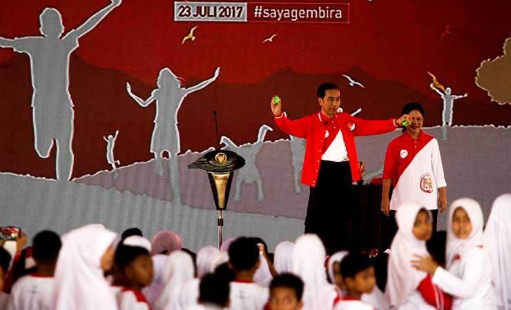 Presiden Jokowi main sulap di Hari Anak Nasional.