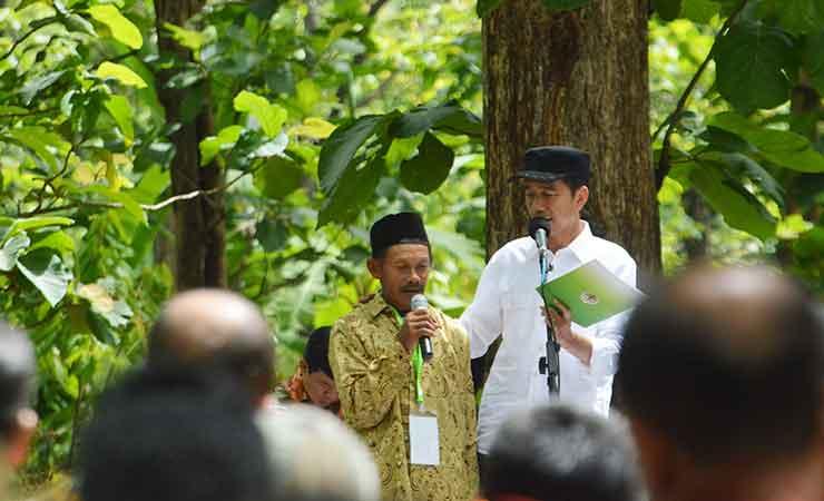 Presiden Joko Widodo berbincang dengan petani di Madiun