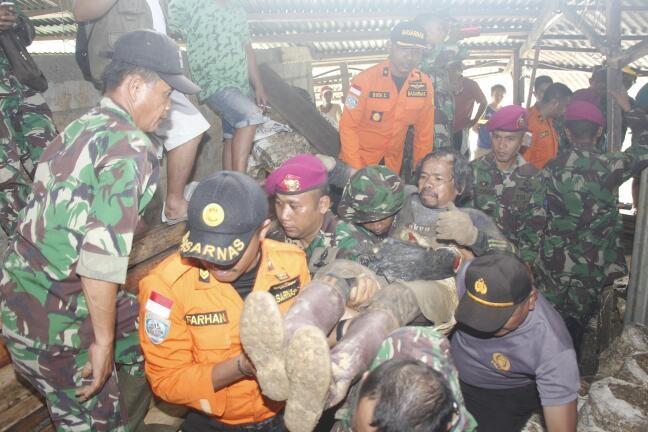 TIM SAR Evakuasi 13 Pekerja yang Tertimbun Tambang Sedalam 42 Meter di Minut