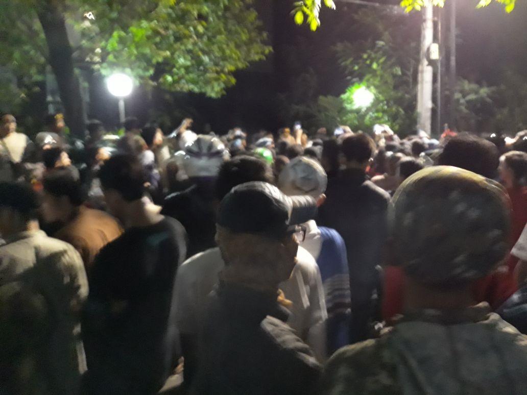 Tengah Malam, Ratusan Orang Kepung LBH Jakarta