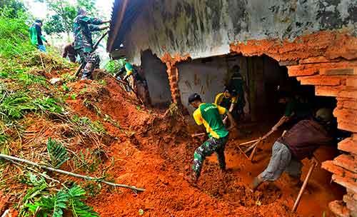 Warga dan TNI membersihkan lumpur tanah longsor