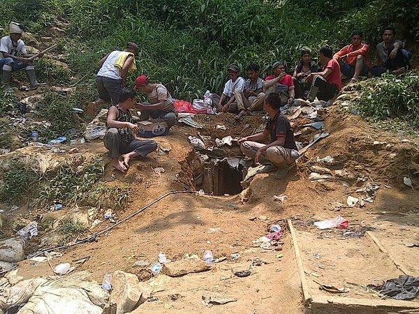 Pencarian 12  Korban Longsor di Gunung Pongkor Terkendala Sulitnya Medan