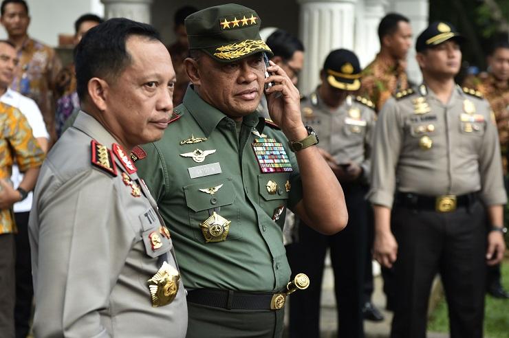 Kapolri Tito Karnavian (kiri) bersama Panglima TNI Gatot Nurmantyo (kanan). (Antara)