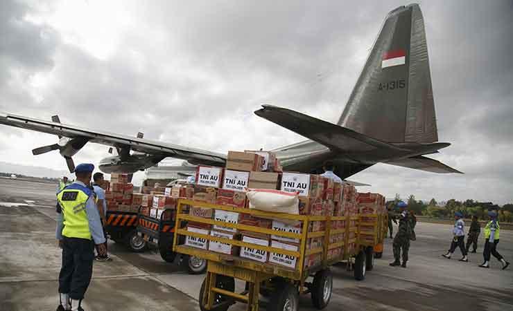 Sebanyak 20 ton bantuan makanan, pakaian, obat-obatan yang dikumpulkan dari TNI, Polri dan relawan D