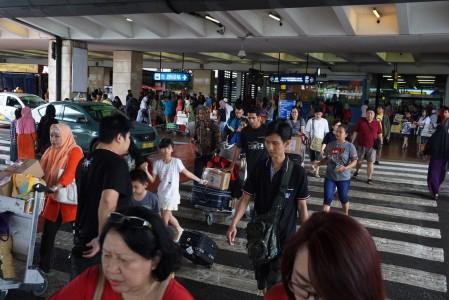 Libur Natal-Tahun Baru, Bandara Samratulangi Dipadati Pelancong dari Jakarta, Surabaya, Ba