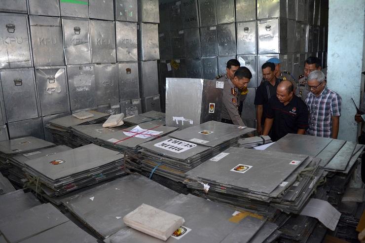 Ilustrasi: Pengecekan logistik Pemilihan Gubernur dan Wakil Gubernur provinsi Jawa Timur di gudang l
