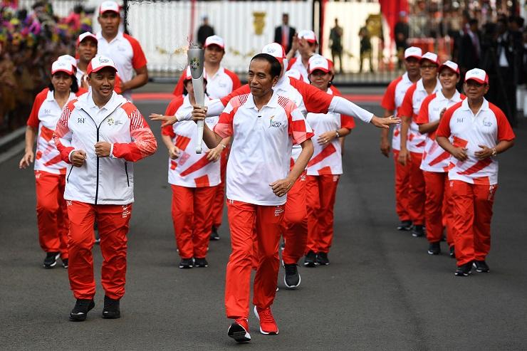 Jokowi Akhiri Kirab Obor Asian Games