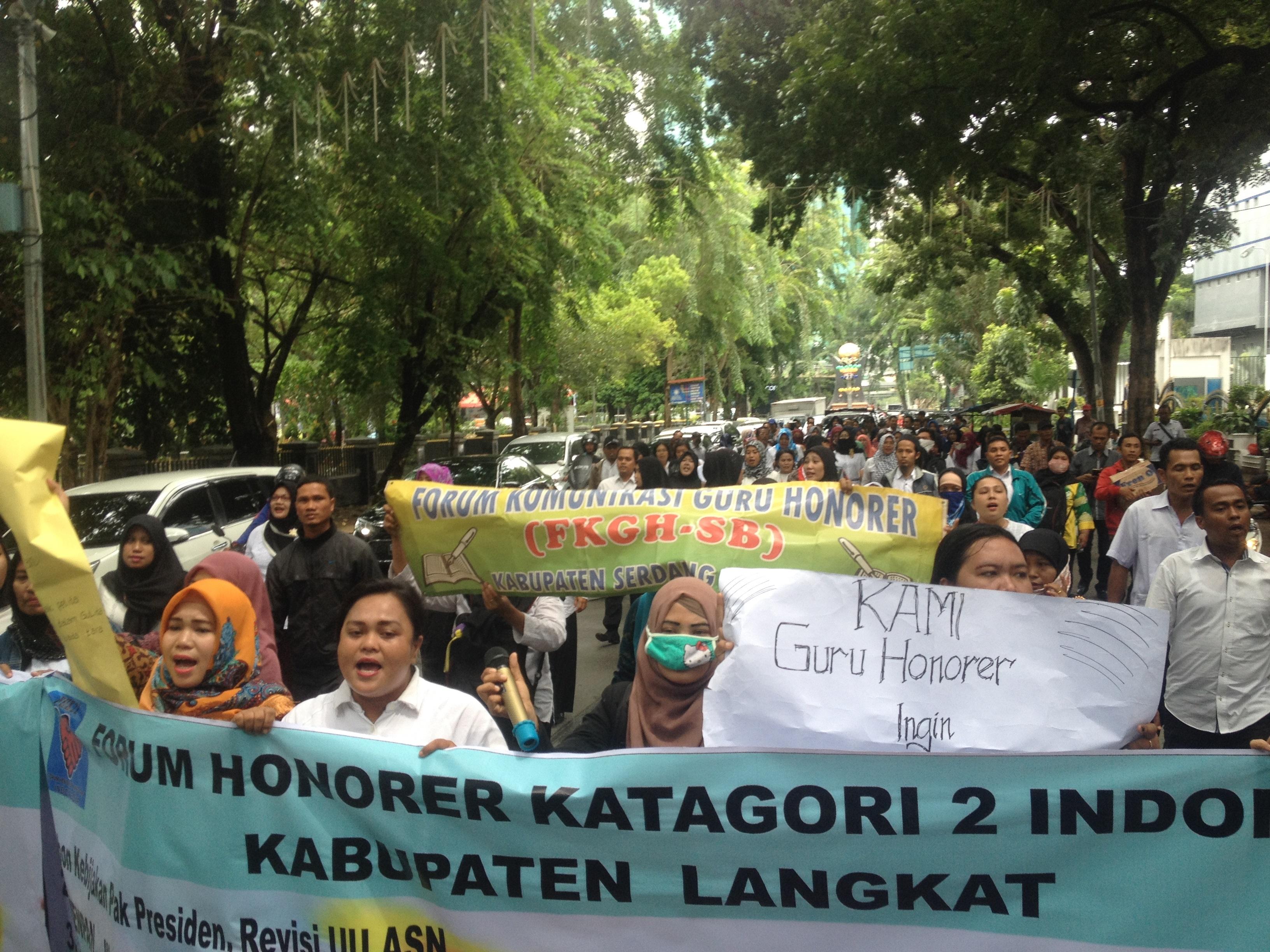 Ratusan Guru Honorer Demo di DPRD Sumut Tuntut Jadi PNS