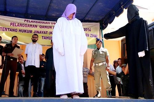 Remita Sinaga seorang nonmuslim menjalani hukuman cambuk di Aceh Tengah. (Antara)