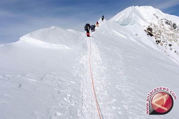 Tim Seven Summits jalani tahapan pendakian Everest. Foto: Antara