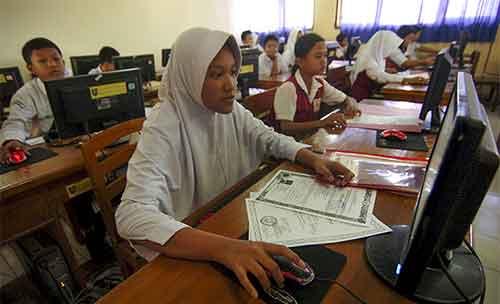 Sejumlah siswa melakukan pendaftaran Sekolah Menengah Pertama (SMP) secara daring di SMPN 1 Slawi, K