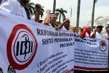 Unjuk rasa dokter di Medan Sumatera Utara. (Antara)