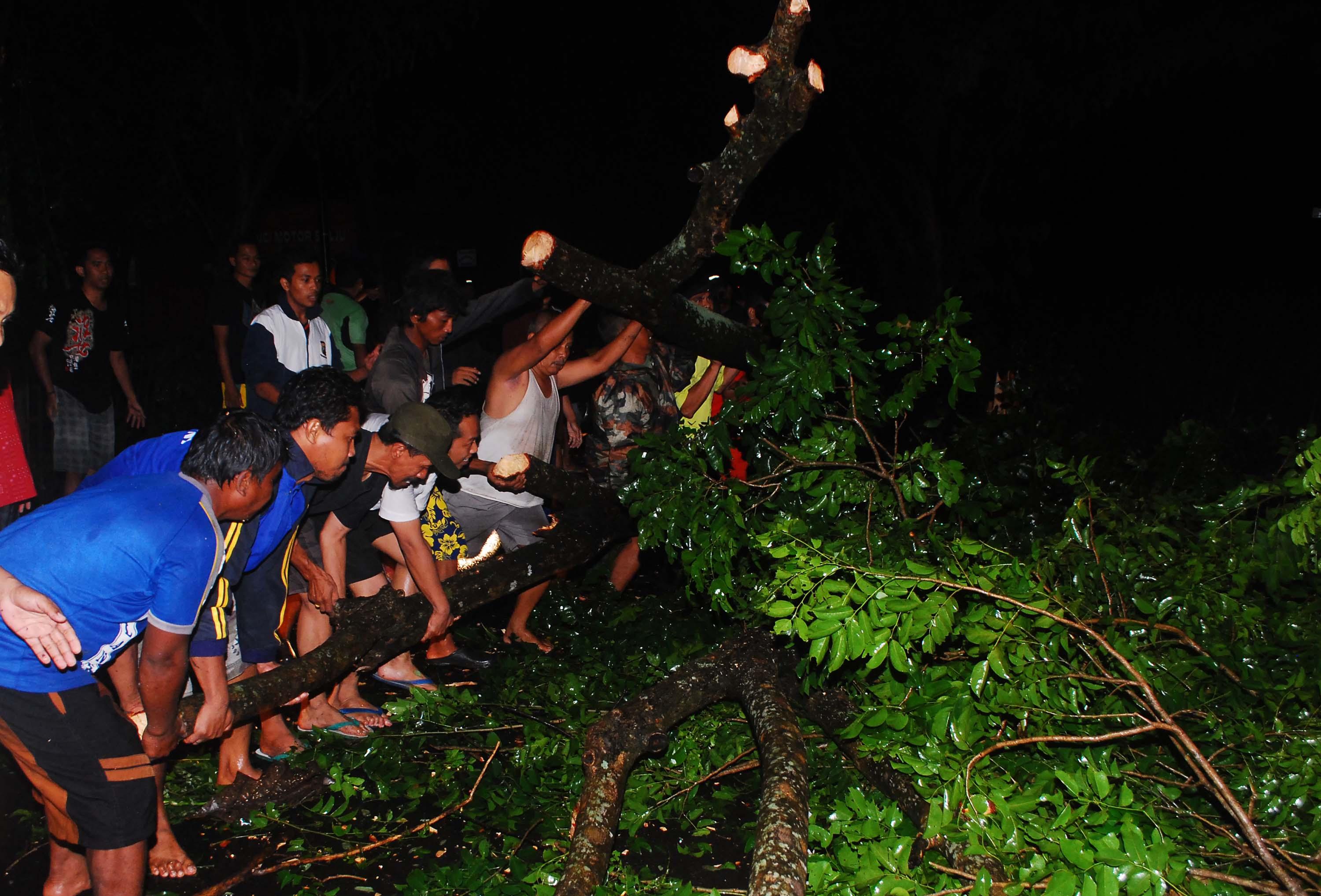 Ratusan Rumah Diterpa Puting Beliung, BPBD NTB Perbaiki Hunian Sementara