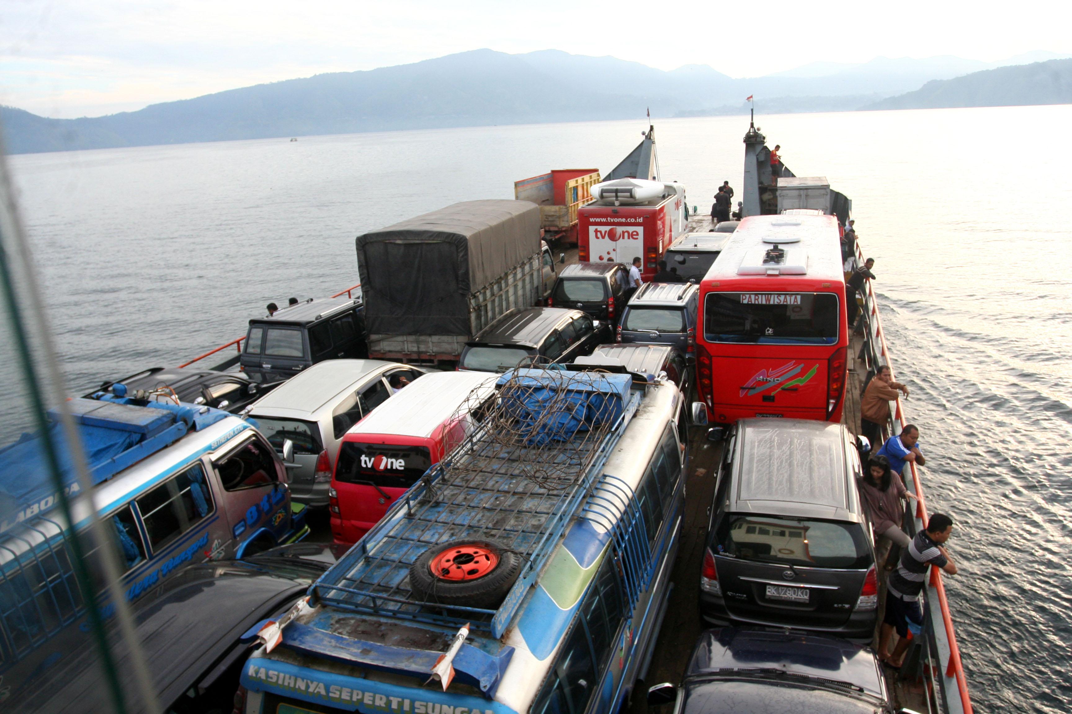 Cuaca Buruk, Kapal Ferry di Ambon Tunda Keberangkatan