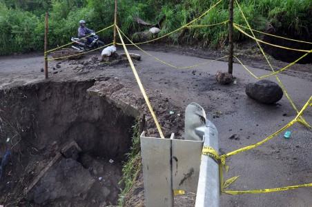 Hujan Deras, Sejumlah Ruas Jalan di Kota Ambon Rusak