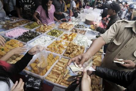 Berburu Makanan Pelengkap Buka Puasa di Pasar Benhil