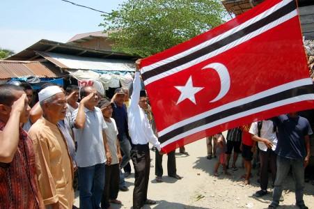 TNI Ambil Alih Kasus Penjahit Ribuan Bendera GAM