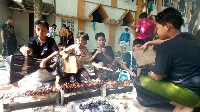 Santri Tebuireng Rayakan Iduladha dengan Bakar Sate di Pesantren