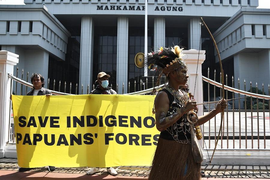 Perwakilan masyarakat suku Awyu Papua dan suku Moi melakukan aksi di depan Gedung MA Jakarta, Senin 