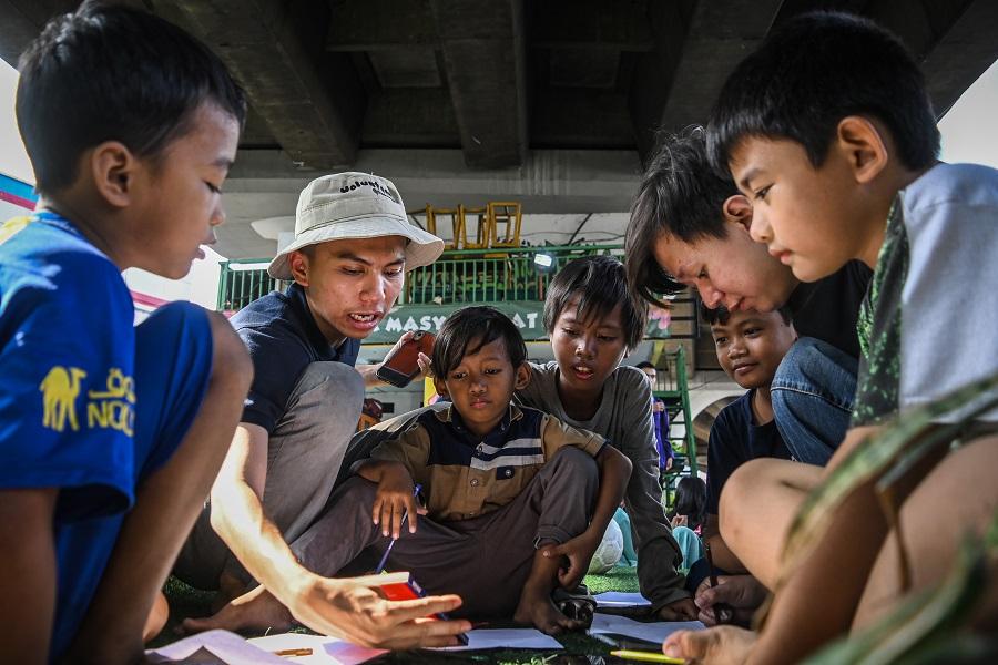 Ilustrasi. Belajar di Taman Baca Kolong Ciputat. ANTARA FOTO/Sulthony Hasanuddin/rwa.