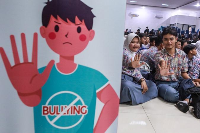 Sejumlah siswa mengikuti sosialisasi pencegahan perundungan atau bullying di SMA 70, Jakarta, Selasa