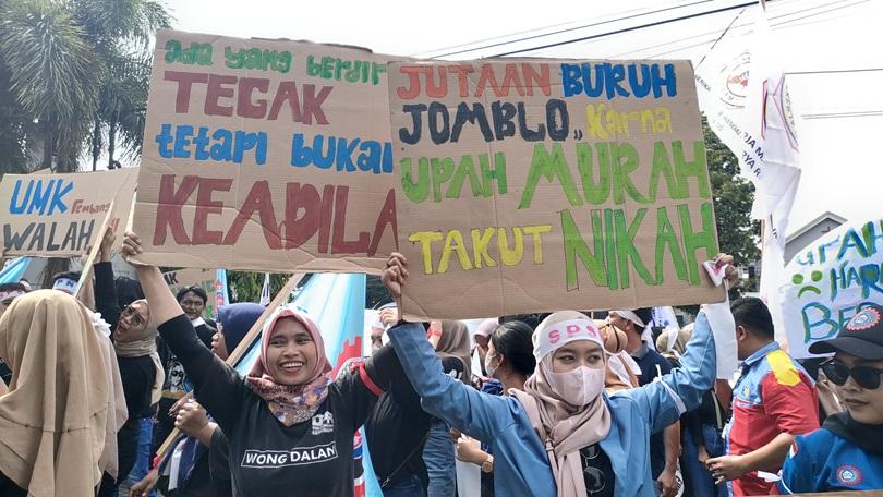 UMK Naik 4,16 Persen, Ratusan Buruh di Rembang Demo