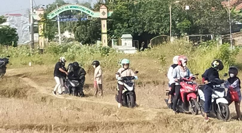 PPKM di Rembang: Jalan Utama Ditutup, 'Lalu Lintas' Pindah ke Pematang Sawah