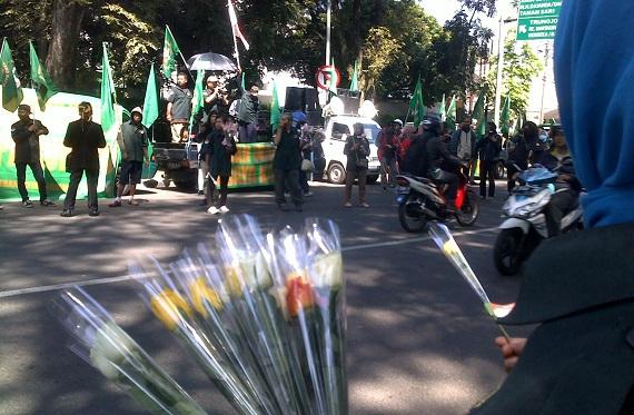 Pembagian bunga dalam rangka Hari Kebangkitan Nasional di Bandung (Foto: Arie Nugraha KBR)