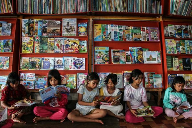 Ilustrasi Anak-anak sedang membaca buku. ANTARA FOTO/Andry Denisah/YU