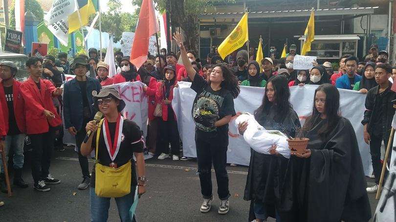 Bawa Pocong, Mahasiswa   Banyuwangi  Desak KPU Terbitkan PKPU Sesuai Putusan MK