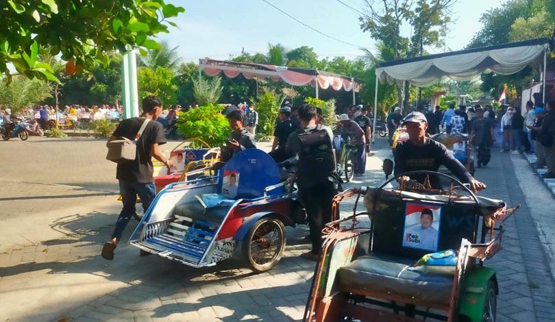 Keluarga Bacabup Warsubi Bagikan Beras dan Amplop untuk Abang Becak di Jombang