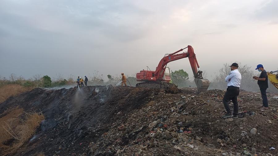 Cegah Kebakaran, Pemkab Jombang Menyirami Sampah di TPA Setiap Hari