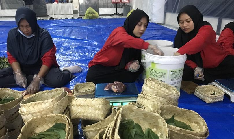 Kurangi Sampah Plastik, UMM  Bagikan Daging Kurban dengan Wadah Ramah Lingkungan