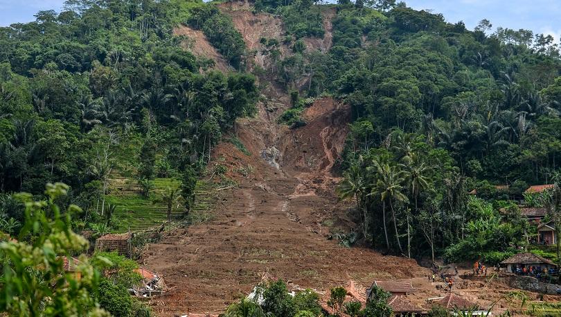 Longsor di Bandung Barat, Pencarian Korban Menggunakan Alat Seadanya