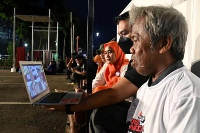 Sejumlah pendukung Capres-cawapres nonton bareng debat ketiga dengan laptop. ANTARA FOTO/Fakhri Herm