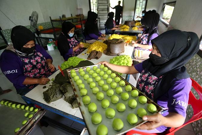 Ilustrasi: Pekerja UMKM membuat bakpia khas Sabang di tempat produksi bakpia, Sabang, Aceh. Selasa (
