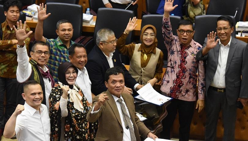 pembegalan konstitusi, kronologi revisi UU Pilkada, putusan MK soal pilkada, pembangkangan DPR MK