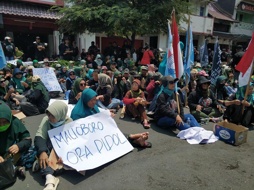 Pedagang Teras Malioboro 2 Unjuk Rasa, Ingin Kembali ke Selasar