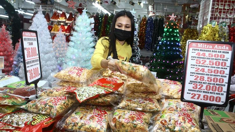 Ilustrasi: Seorang pengunjung berbelanja makanan untuk keperluan Natal di Pontianak, Kalbar. Kamis (