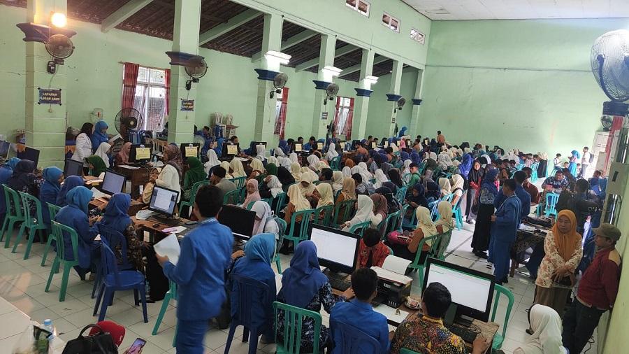 Sistem Zonasi Persulit Ratusan Siswa di Rembang Masuk SMA Negeri