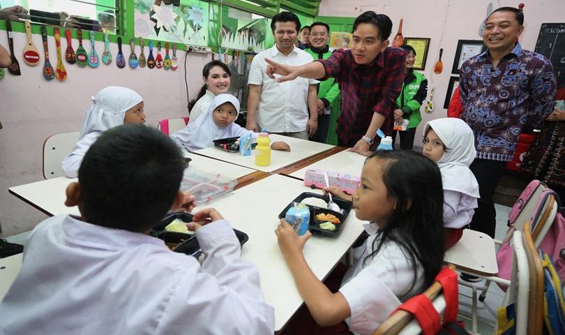 Uji coba makan siang gratis