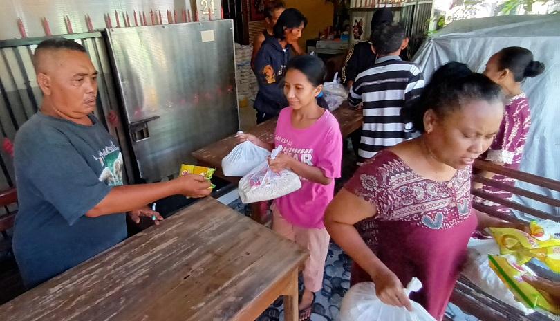 Ikut Lebaran, Warga Tionghoa di Jombang Bagikan Ratusan Paket Sembako