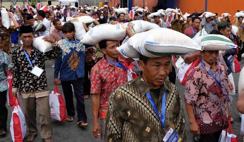 Ribuan Ton Beras Bantuan Pangan Diberikan untuk Warga Jambi