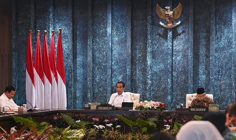 Rapat Kabinet Perdana di IKN, Jokowi Soroti Anjloknya PMI Manufaktur