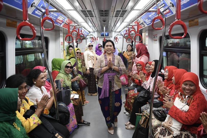 Anggota Kongres Wanita Indonesia (Kowani) melakukan peragaan busana kebaya saat perjalanan di dalam 